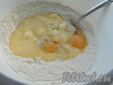 К получившейся сухой смеси добавить яйца, растопленное негорячее масло (или маргарин).