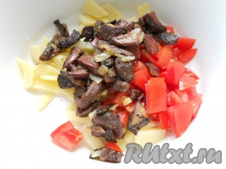 В салат из картошки и помидоров, выложить остывшие жареные грибы с луком.