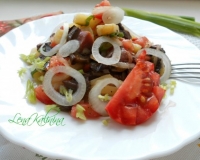 Салат с жареными грибами и помидорами