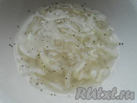 Картофель тщательно вымыть и, не очищая от кожуры, отварить до готовности (на это потребуется минут 25-30). 1 луковицу очистить, нарезать полукольцами (или тонкими произвольными кусочками), выложить в глубокую тарелку. Для приготовления маринада соединить холодную воду, соль, уксус, сахар, чёрный молотый перец, перемешать и залить им нарезанную луковицу.