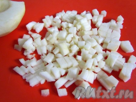 Яблоко очистите от кожуры и сердцевины и нарежьте небольшими кубиками.