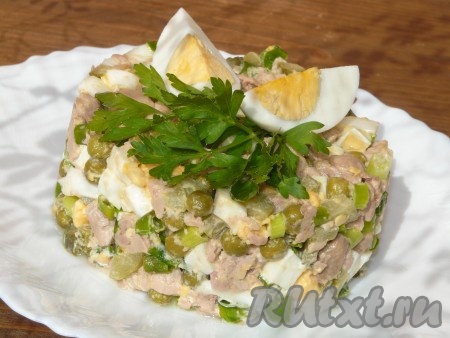 Такой наивкуснейший салат из печени трески можно подать в салатнике, а можно сделать порционно.
