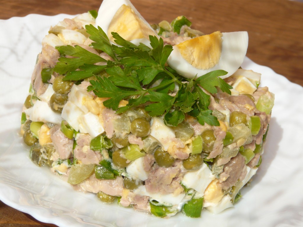 Вариант 1: Салат из печени трески с картошкой - классический рецепт с пошаговыми фото