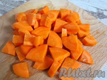 Морковь очистите от кожуры и нарежьте тонкими кружками или соломкой.
