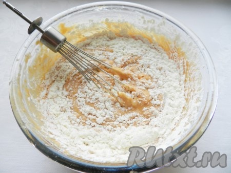 Муку смешать с разрыхлителем и добавить в тесто. Взбить, чтобы не было комков и влить растительное масло.