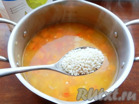 Всыпать в овощной суп рис, перемешать, довести до кипения и готовить на медленном огне 15 минут.