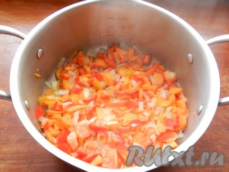 Морковь, тыкву, картошку, лук вымыть и очистить. Из болгарского перца удалить плодоножку с семенами. Подготовленные овощи нарезать на небольшие кубики. В кастрюле с толстым дном разогреть растительное масло, обжарить лук и морковь на среднем огне до прозрачности лука, периодически помешивая, немного подсолить. Добавить к луку и моркови нарезанный болгарский перец, обжарить в течение минут 5, не забывая периодически перемешивать овощи.