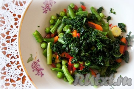 Подготовить все необходимые овощи. Шпинат мелко нарезать и добавить к овощам.
