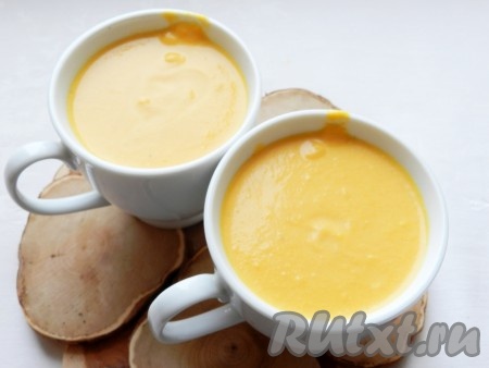 Готовый тыквенный крем-суп разлить по чашкам или тарелкам.

