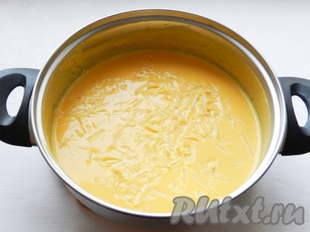 Добавить в крем-суп с тыквой и сливками натёртый на тёрке сыр, поставить суп на средний огонь и варить, помешивая, до расплавления сыра (2-3 минуты), довести до кипения, но не давая кипеть. Снять с огня.
