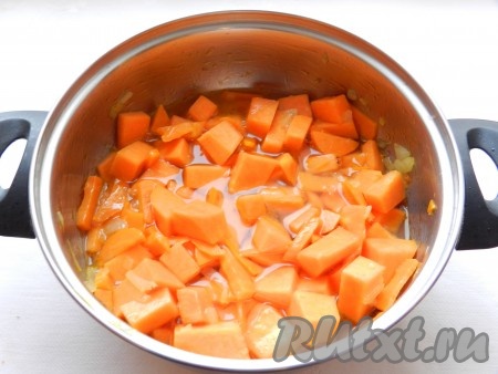 Влить небольшое количество воды так, чтобы вода прикрывала овощи на половину, довести до кипения, посолить, поперчить по вкусу и варить на медленном огне до мягкости морковки и тыквы (примерно, 15 минут).
