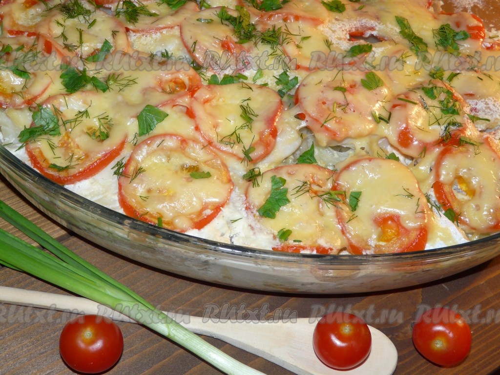 Рецепт: Скумбрия запеченная с картофелем - под помидорами и сыром
