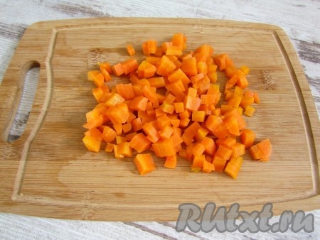 Отваренные свеклу и морковь остудите, очистите от кожуры, а яблоко - от кожуры и сердцевины. Нарежьте на небольшие кубики морковку.