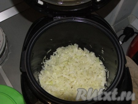 Пока варится рис, мелко режем капусту и тушим до светло-коричневого цвета.
