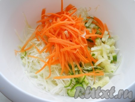 Добавить морковь, натертую на крупной терке или терке для корейской моркови.