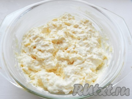 Вбить в миску яйца, перемешать сырно-творожную массу В отдельной ёмкости соединить сметану и соду, перемешать и оставить на 3-4 минуты, чтобы сода полностью погасилась, затем добавить в сырно-творожную массу и перемешать. Если нужно, немного подсолить.