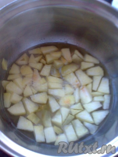 Приготовим начинку 2.

Готовим яблочную начинку.  Яблоки нарезать мелким кубиком, добавить сахарный песок и воду, перемешать. Тушить на медленном огне около 5 минут, периодически перемешивая. Дать0 начинке остыть. В яблочную начинку можно добавить корицу, орехи, изюм (при желании).