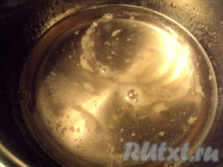 Пока печется манник сварим сироп. В 1 стакан сахара добавить воду и лимонный сок, довести до кипения и варить три минуты.
