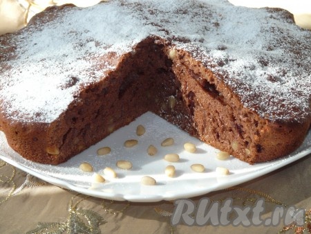  Готовый шоколадный кекс вынуть из духовки, достать из формы и щедро посыпать сахарной пудрой.
