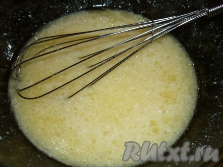Кефир смешать с яйцом, сахаром, солью, содой и растительным маслом. 
