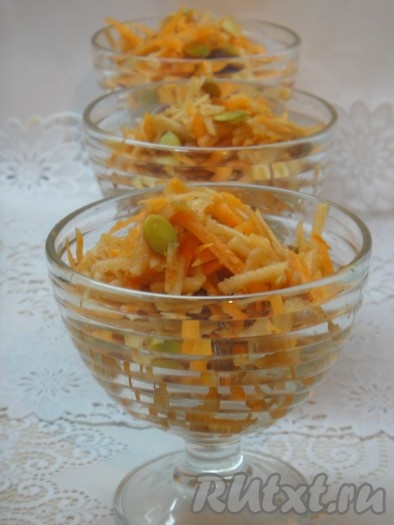 Сочный, вкусный и очень полезный салат, приготовленный из моркови с яблоком и изюмом, подать к столу порционно (или в одном салатнике). Всем советую попробовать это блюдо!
