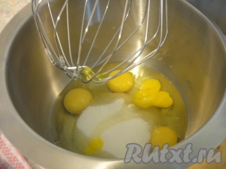 Яйца соединить с сахаром. Взбить в густую пену.
