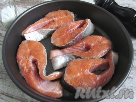 Форель промойте под холодной водой, дайте воде стечь, посолите по вкусу и добавьте щепотку белого молотого перца. Выложите рыбу в форму для запекания.
