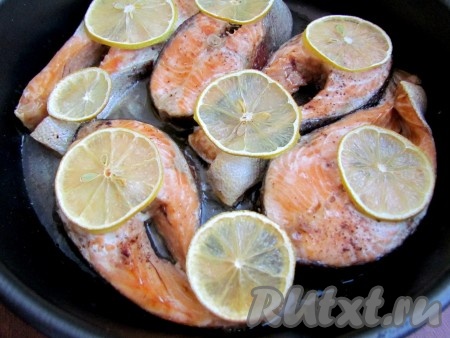 На каждый кусочек форели положите 1-2 ломтика лимона. Разогрейте духовку до 200-210 градусов и запекайте рыбу около 15-20 минут.

