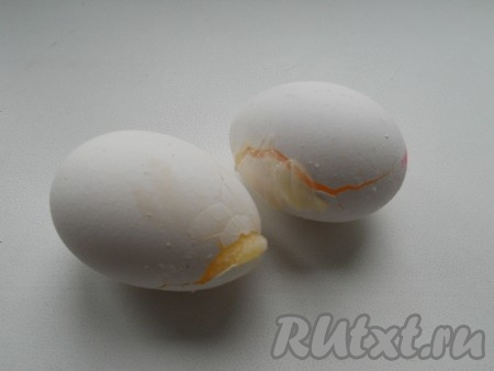 Яйца хорошо вымыть теплой водой с мылом, обсушить. Поместить в морозильную камеру на 2 суток.
Достать яйца - они будут треснутыми, так и нужно. Оставить на 2 часа при комнатной температуре.