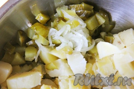 Огурцы и картофель нарезать кубиками и смешать с луком.