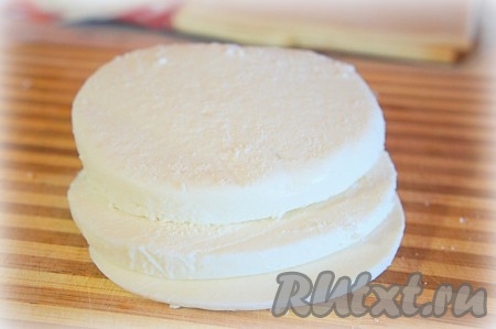 Подготовьте начинку. Сыр разрежьте на 4 равных куска. При желании можно натереть сыр на крупной тёрке, добавить зелень по вкусу (я не добавляла).
