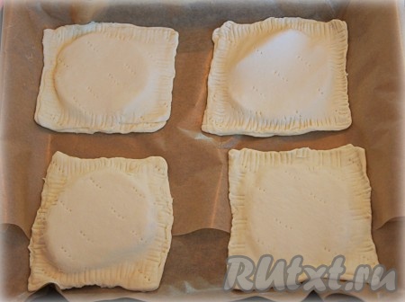 Аналогично сформируйте остальные слойки с адыгейским сыром. Противень застелите бумагой для выпечки, выложите слойки и сделайте на каждой несколько наколов вилкой.
