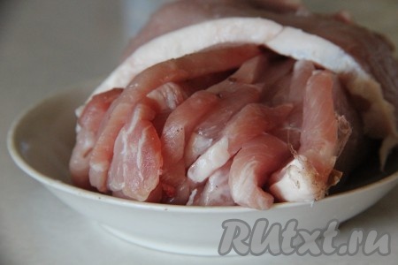 Мякоть свинины нарезать на кусочки толщиной 0,5-1 сантиметр. Старайтесь нарезать мясо тонко, это удобно делать, если мякоть свинины слегка предварительно подморожена в морозилке.
