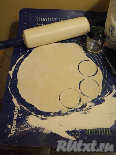 Затем раскатали тесто и вырезали стаканом кружки диаметром около 7-8 см.
