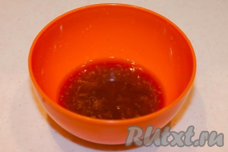 Приготовьте соус. Для этого соедините следующие ингредиенты: натертый имбирь (1 чайную ложку), натертую на мелкой терке цедру апельсина (1 чайную ложку), кукурузную муку, свежевыжатый апельсиновый сок и соевый соус. 