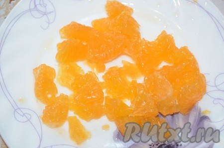 Апельсин разделить на дольки и освободить от пленок.
