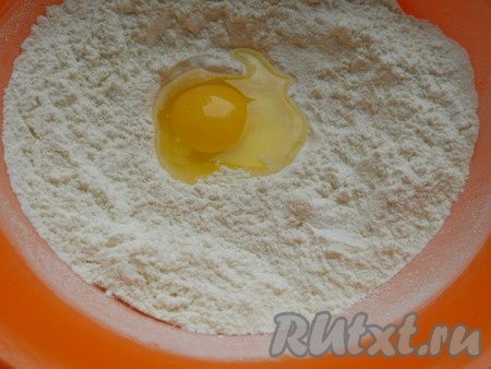 Пока баранина варится, приготовить тесто: к просеянной муке добавить яйцо и соль.