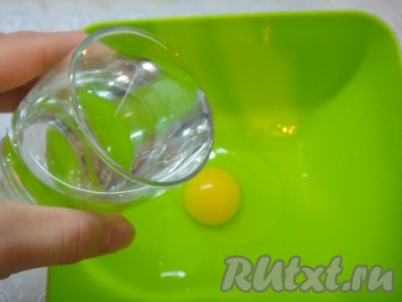 Для теста нужно яйцо соединить с водой,
