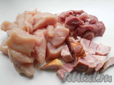 Нарезать мелкими кубиками 200 грамм куриного филе, 100 грамм свинины и копченую ветчину.
