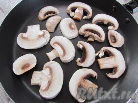 Выложите грибы на сухую разогретую сковороду и дайте воде испариться из грибов. Затем добавьте немного растительного масла и обжарьте грибы с обеих сторон. Переложите грибы на тарелку, на которой будете подавать яичницу.