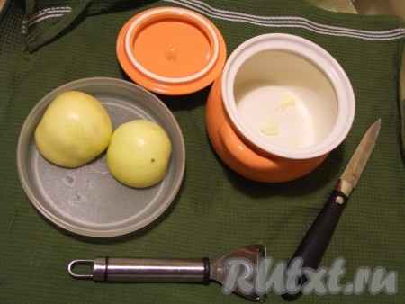 Яблоки почистим, мелко порежем и уложим в форму, смазанную маслом. Отправляем в духовку (180 градусов) на 15 минут.