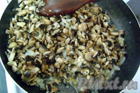 На сковороде с растительным маслом обжарить до прозрачности лук, помешивая, на среднем огне. Добавить грибы и обжаривать, иногда перемешивая, минут 8-10 (до готовности).