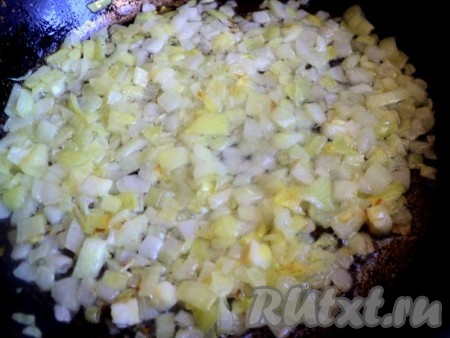 Вареную куриную грудку измельчить в блендере или перемолоть на мясорубке. Лук мелко порезать и пассировать на сковородке на растительном масле до золотистого цвета.
