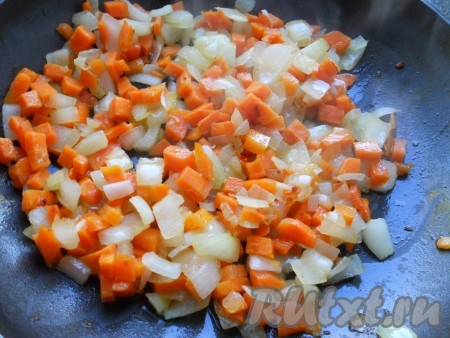 Отдельно обжарить в течение 5-6 минут сладкий перец. Лук и морковь обжарить вместе также минут 5-6.