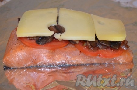 На лосося и помидоры выложить грибы и сыр.
