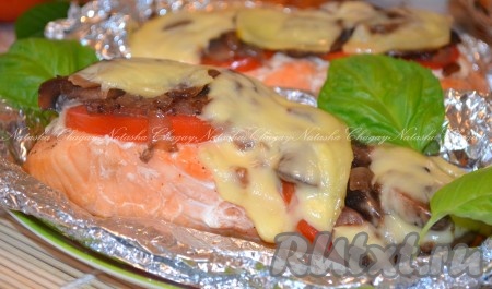 Поставить лосося с помидорами, грибами и сыром в предварительно разогретую до 220 градусов духовку на 20-25 минут. Вот и все. Вкусная рыбка готова.
