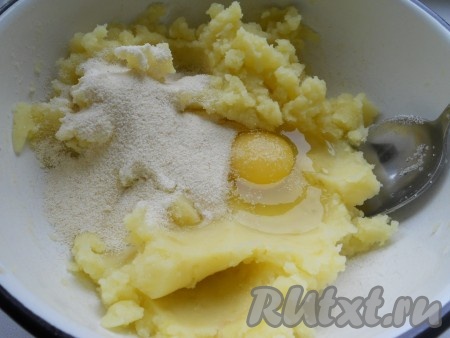 В остывший картофель всыпать манную крупу и добавить яйцо. Перемешать.