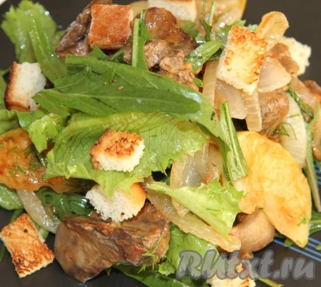 При подаче теплый салат из куриной печени с рукколой посыпаем сухариками.
