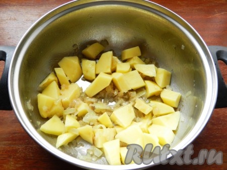 Добавить нарезанный кубиками картофель, влить бульон, посолить, поперчить и варить 5-7 минут.