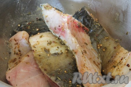 Рыбу натереть специями, солью и перцем. Разрезать по желанию на порционные кусочки. Оставить на некоторое время промариноваться.